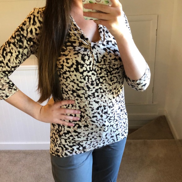 Ann Taylor Tops - BOGO EUC Ann Taylor Printed Blouse 💜